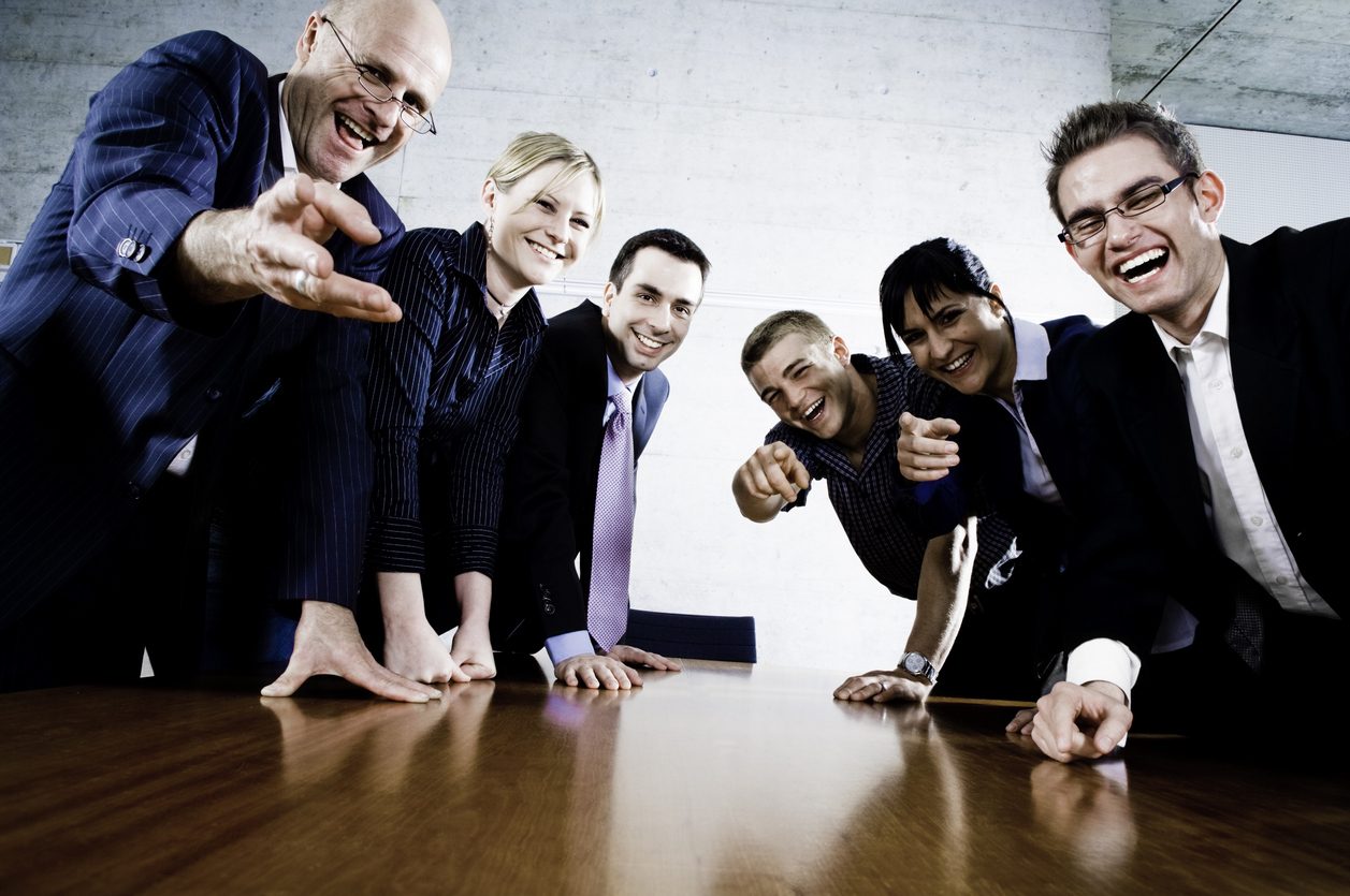 نضحك على الناس أثناء تعرضهم لمواقف محرجة