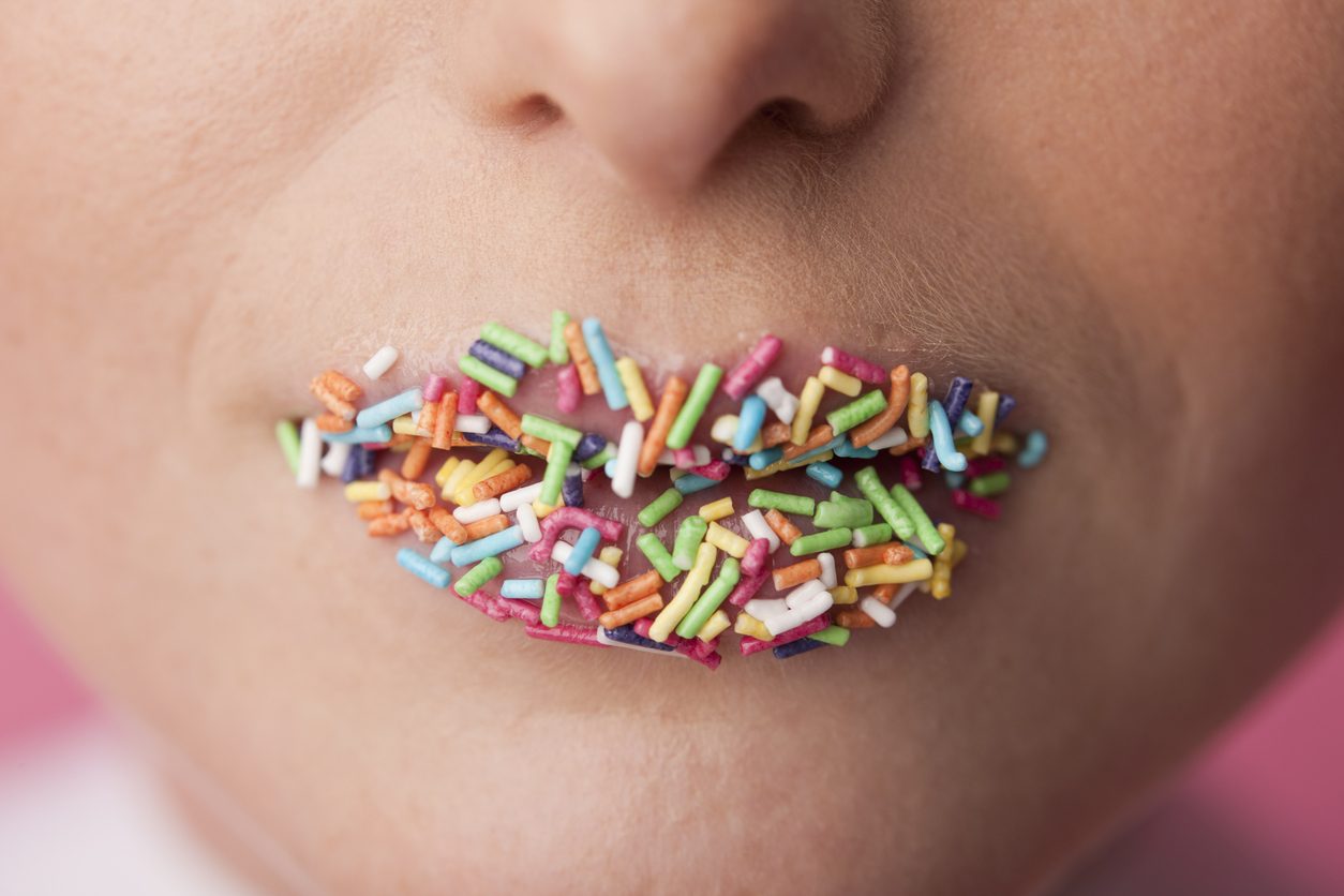 هذا الشعور السحري قد يكون مؤشر خطر.. إليك أسباب المذاق الحلو بالفم الذي قد يشير لحالة صحية