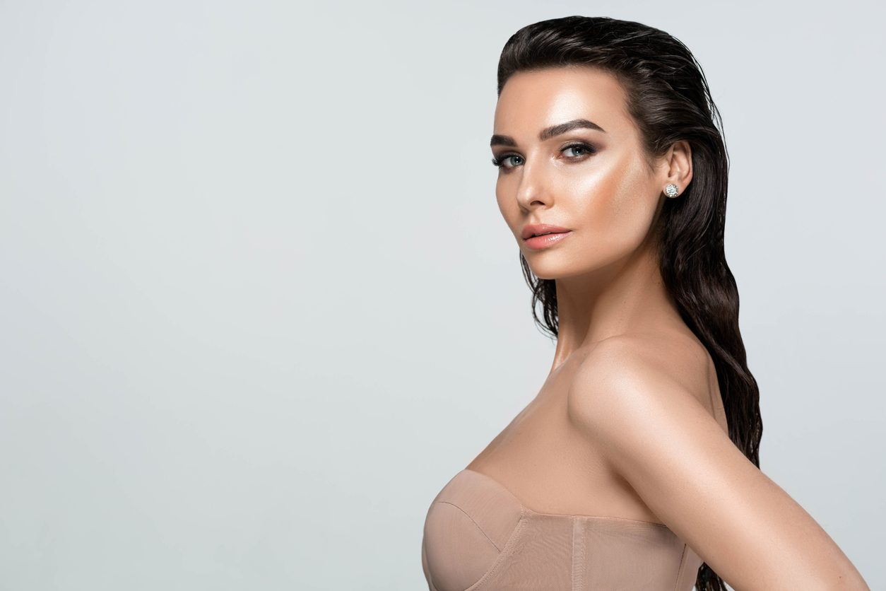 أنيق للغاية ويناسب أي مناسبة وجميع فصول السنة.. مظهر “الشعر المبلل” الذي تألقت به كارداشيان وجيجي حديد