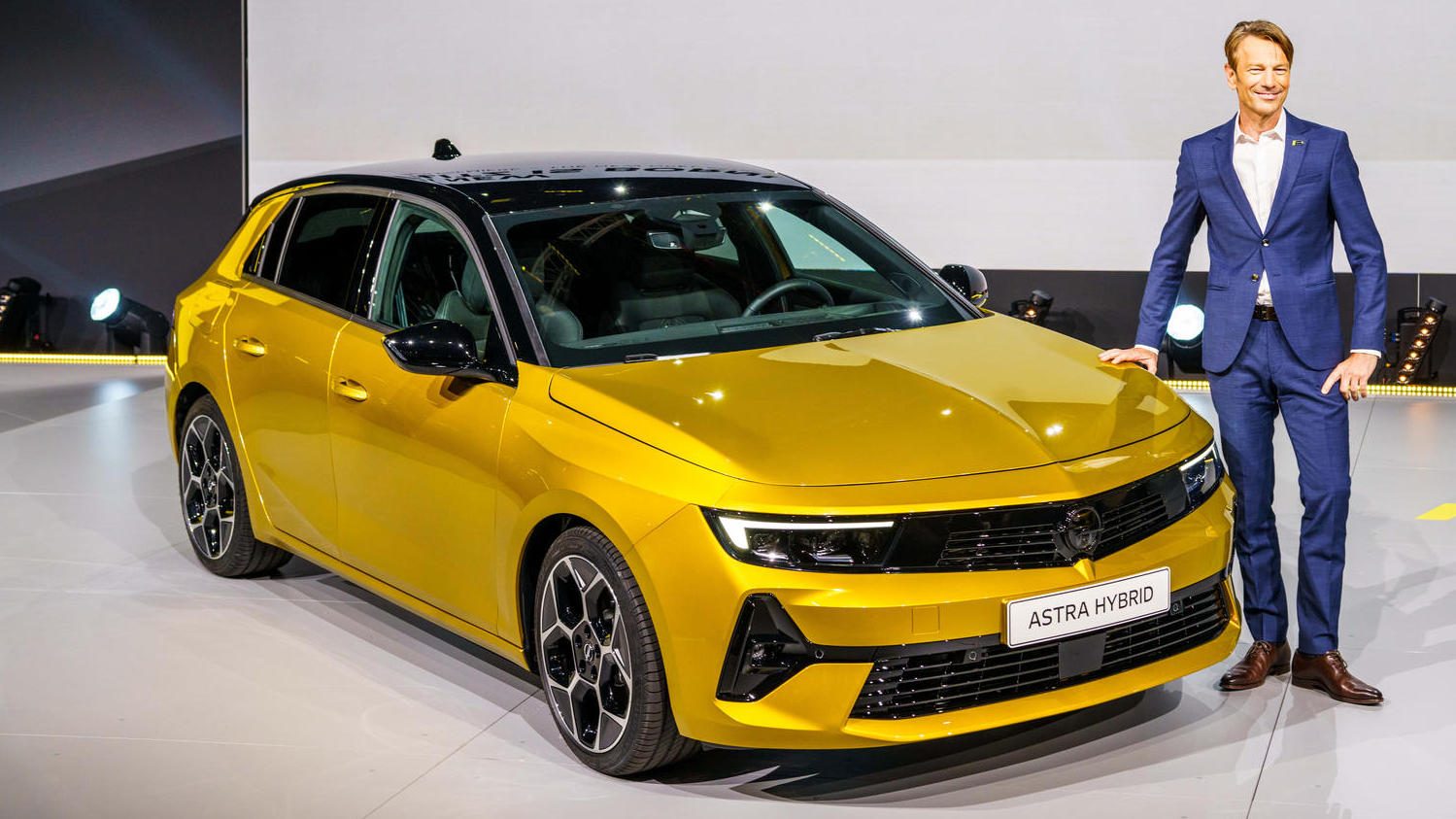 “آبل” تدعم فريقها بمهندسَين سابقين في مرسيدس.. ضمّتهما إلى فريق تصنيع مركباتها الكهربائية