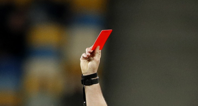 النادي فسخ عقده والشرطة تحقق.. إيقاف لاعب 48 مباراة بسبب اعتداء “وحشي” على منافسه