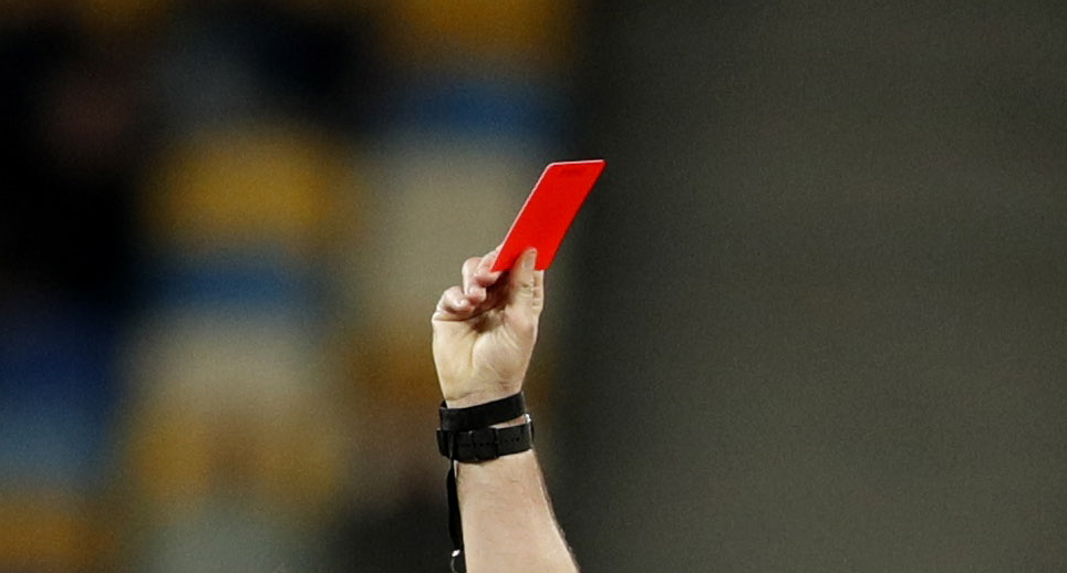 طرد غريب للاعب في الدوري الأسكتلندي