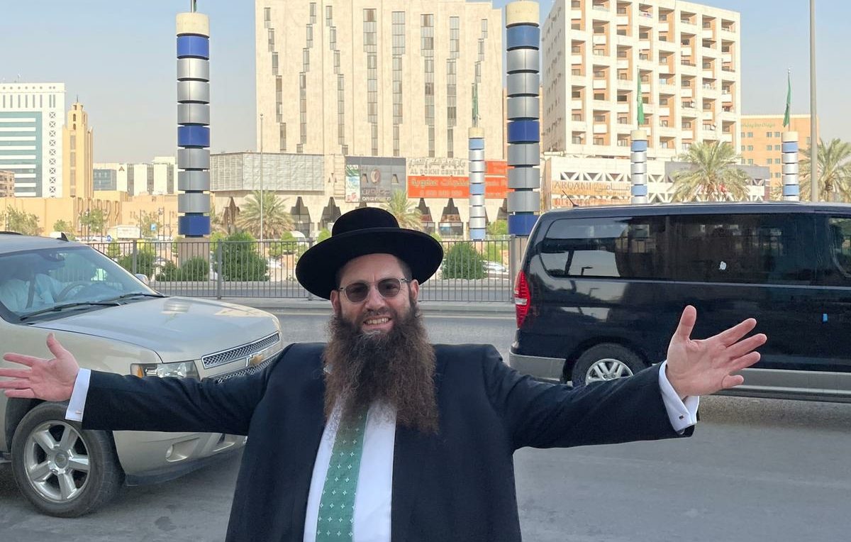 الحاخام الإسرائيلي “يعقوب” في السعودية! مقطع فيديو وصور توثق لحظات تجوله في شوارع الرياض
