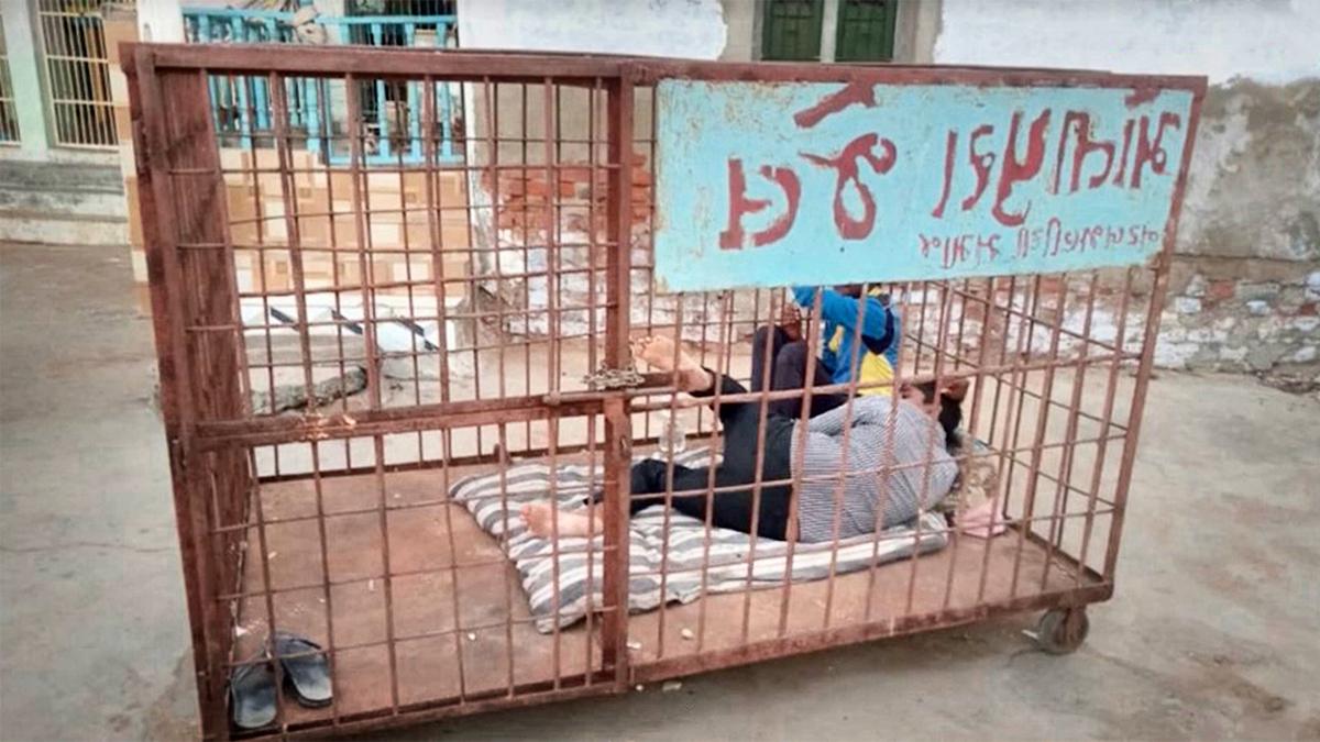 قرية هندية “تهين” مدمني الخمر لإجبارهم على الإقلاع! تضعهم داخل أقفاص حديدية أمام المارة