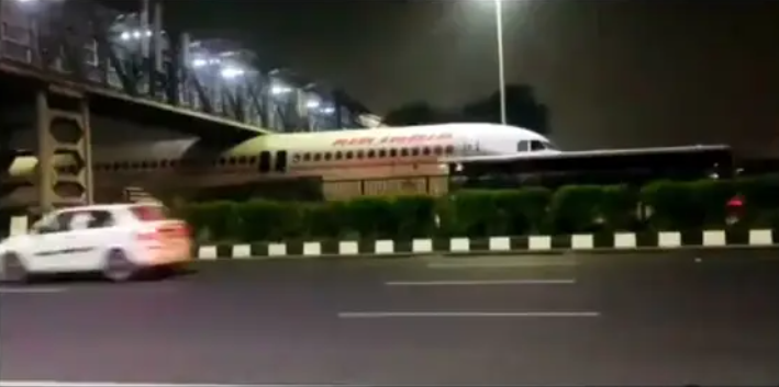 فيديو لطائرة عالقة أسفل جسر مشاة يثير جدلاً واسعاً في الهند.. كانت على طريق سريع قرب مطار دلهي