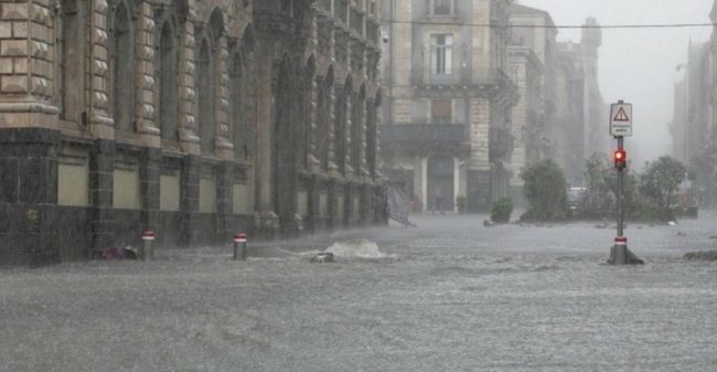 عاصفة قوية تغرق جزيرة صقلية الإيطالية.. حوَّلت شوارعها لـ”مدينة أشباح” وأسقطت ضحايا (فيديو)