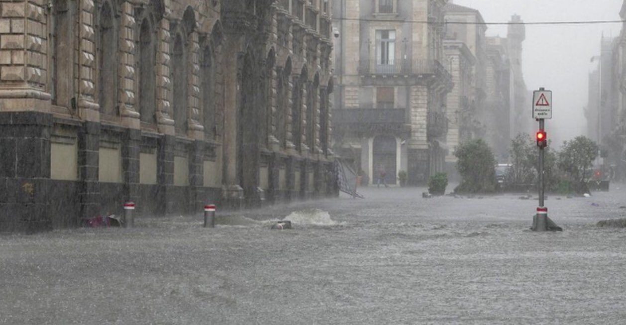 عاصفة قوية تغرق جزيرة صقلية الإيطالية.. حوَّلت شوارعها لـ”مدينة أشباح” وأسقطت ضحايا (فيديو)