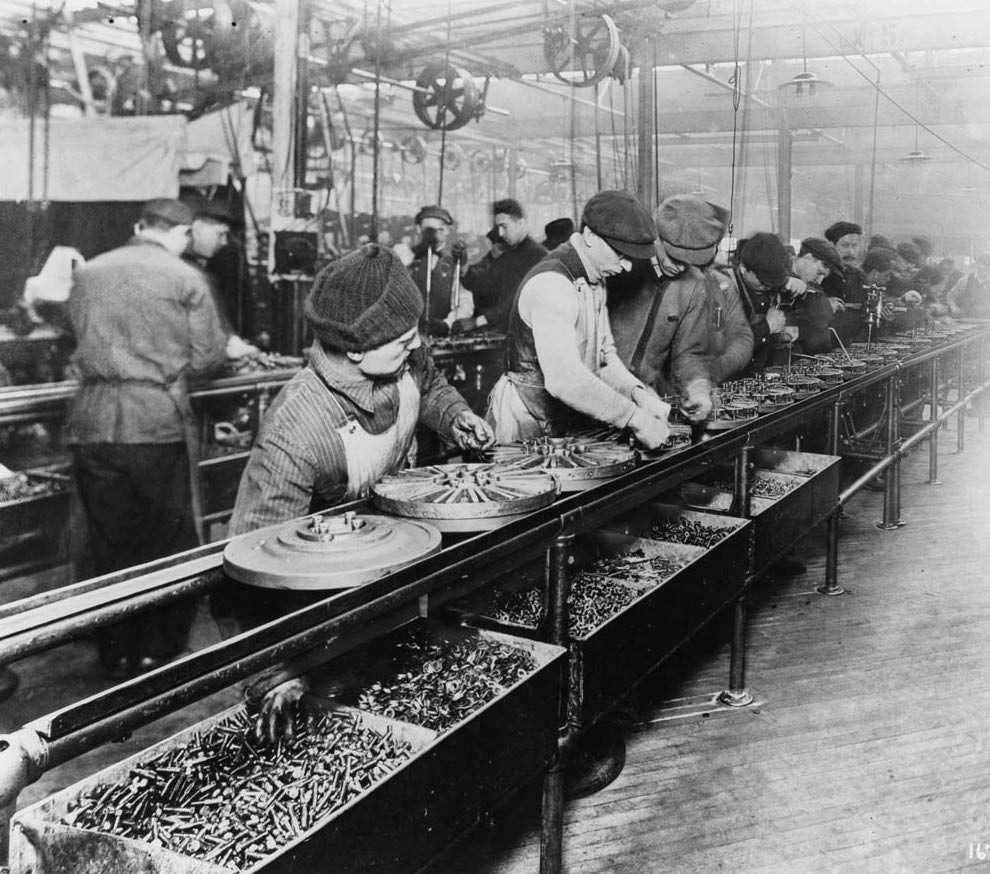 ويكيبيديا/ خط تجميع فورد عام 1913