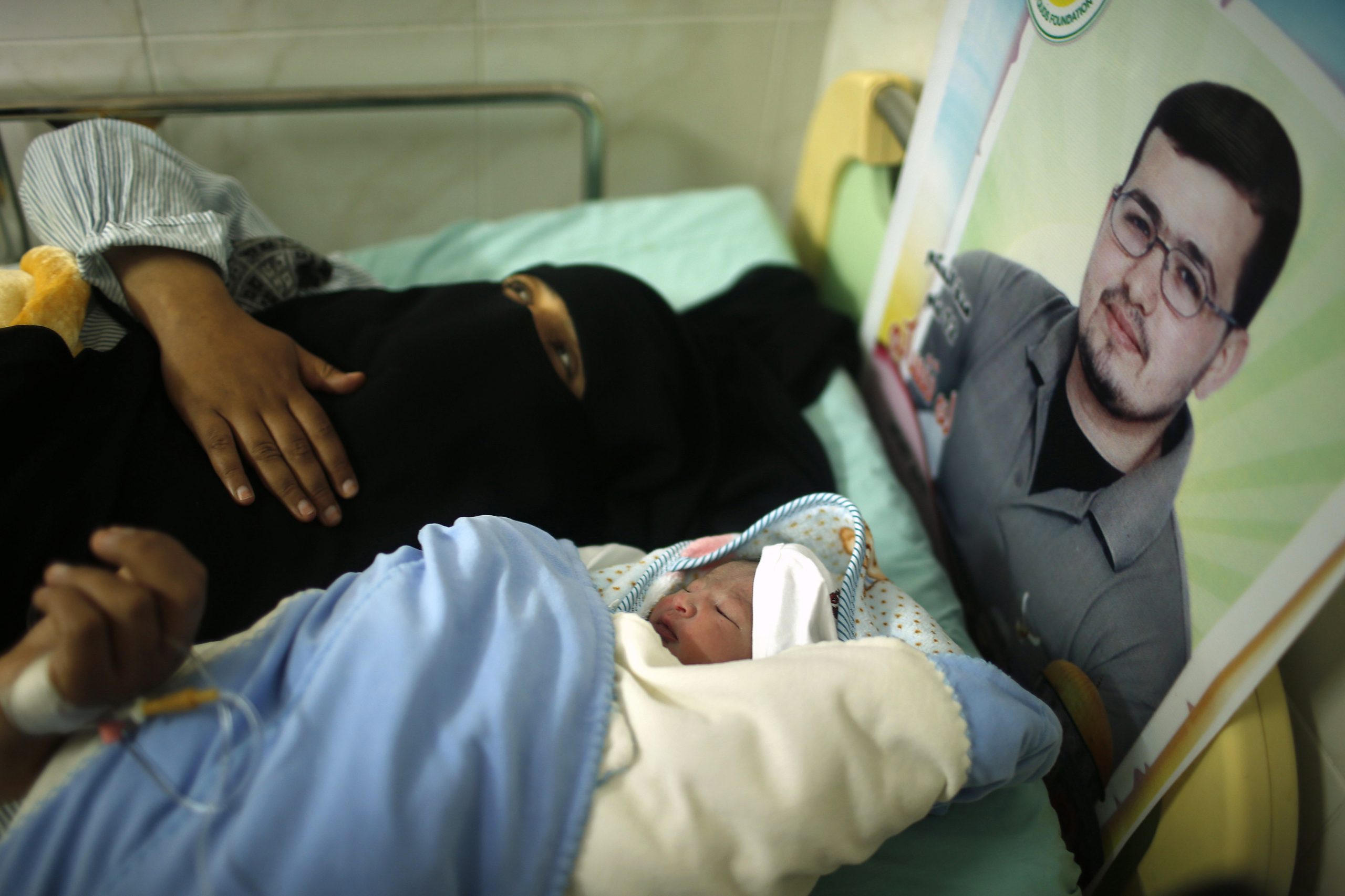 النطف المهربة.. لهذا يصر الأسرى في السجون الإسرائيلية على الإنجاب!