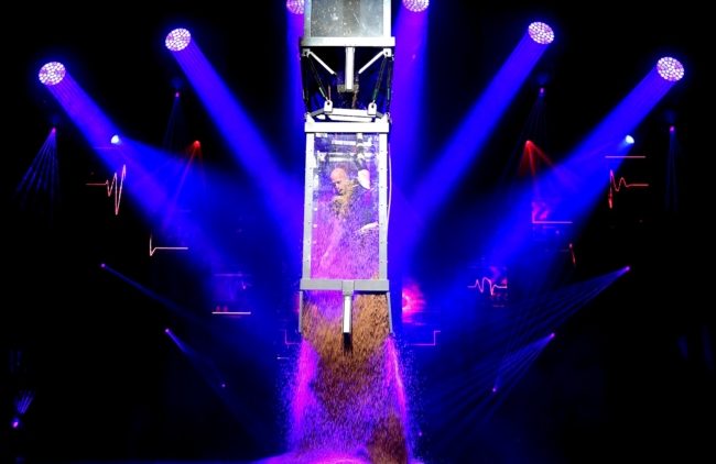 نهاية مروعة لبروفة متسابق ببرنامج أمريكي.. صدمته سيارتان متفجرتان لأنه أخطأ بحساب الوقت (فيديو)