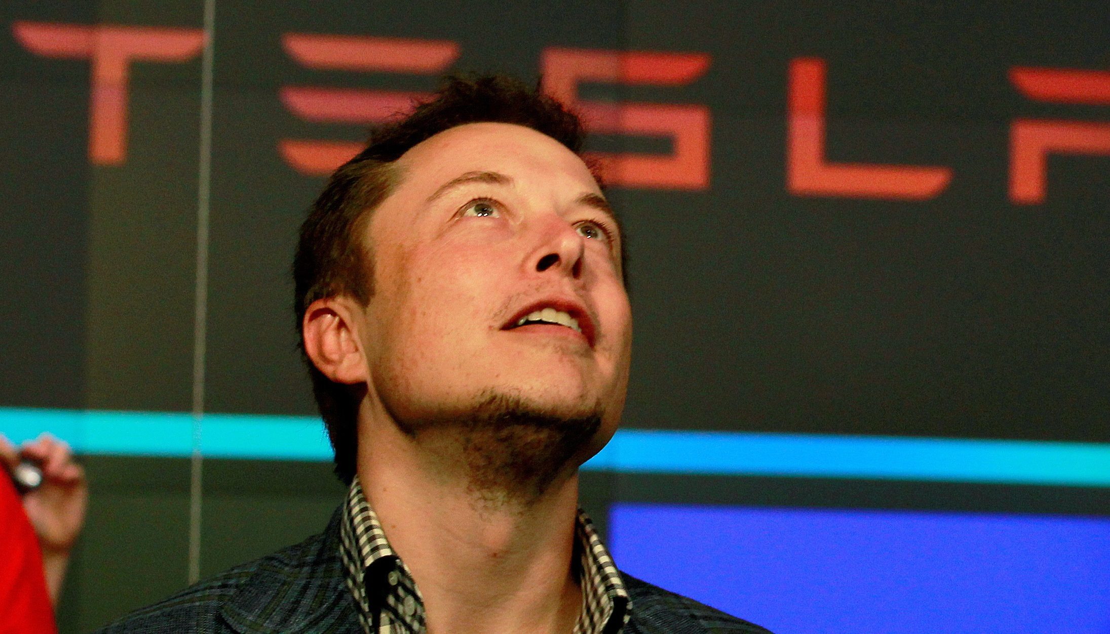 تسلا تدفع غرامة 137 مليون دولار