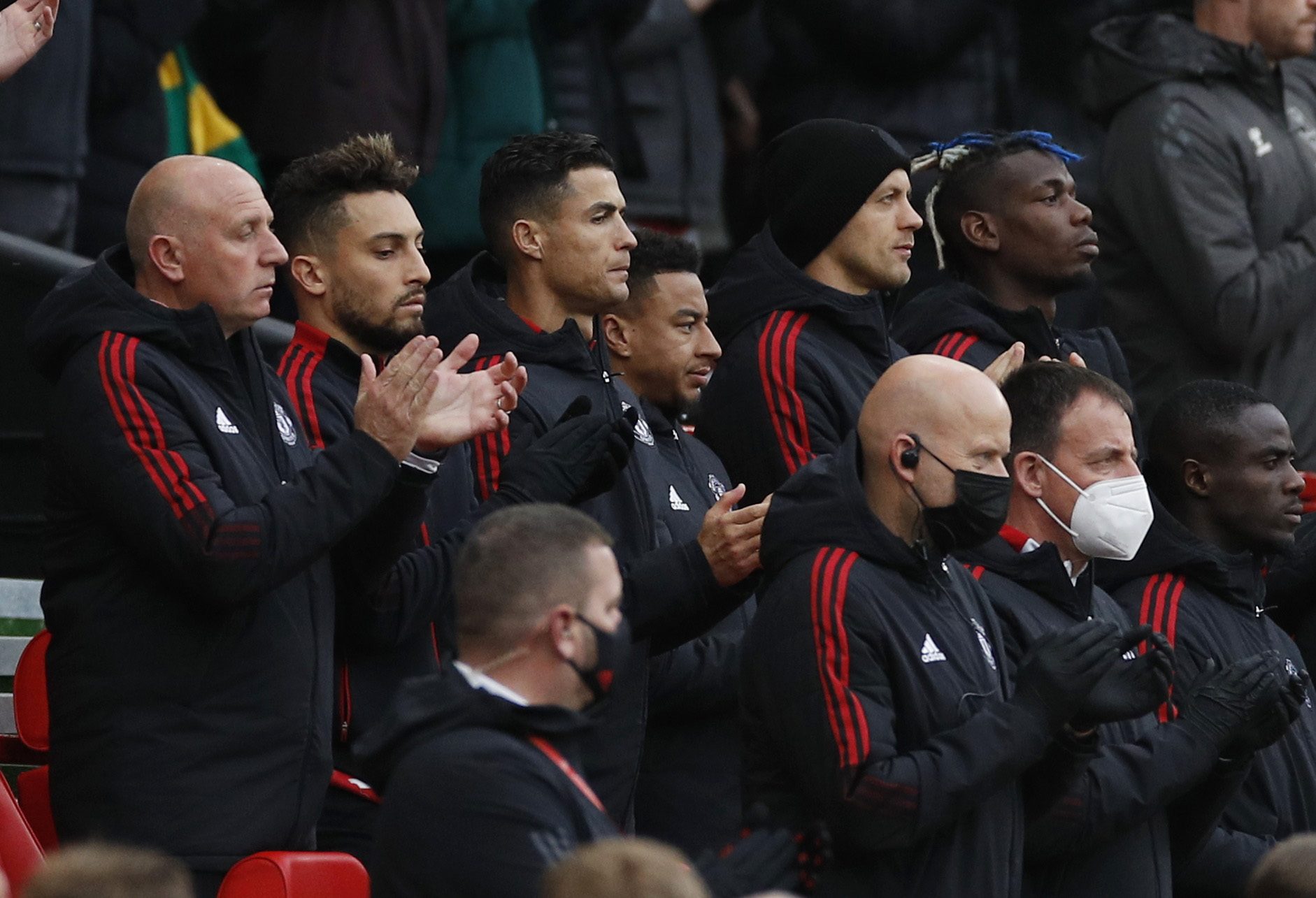 رونالدو جلس على مقاعد البدلاء أمام إيفرتون (رويترز)