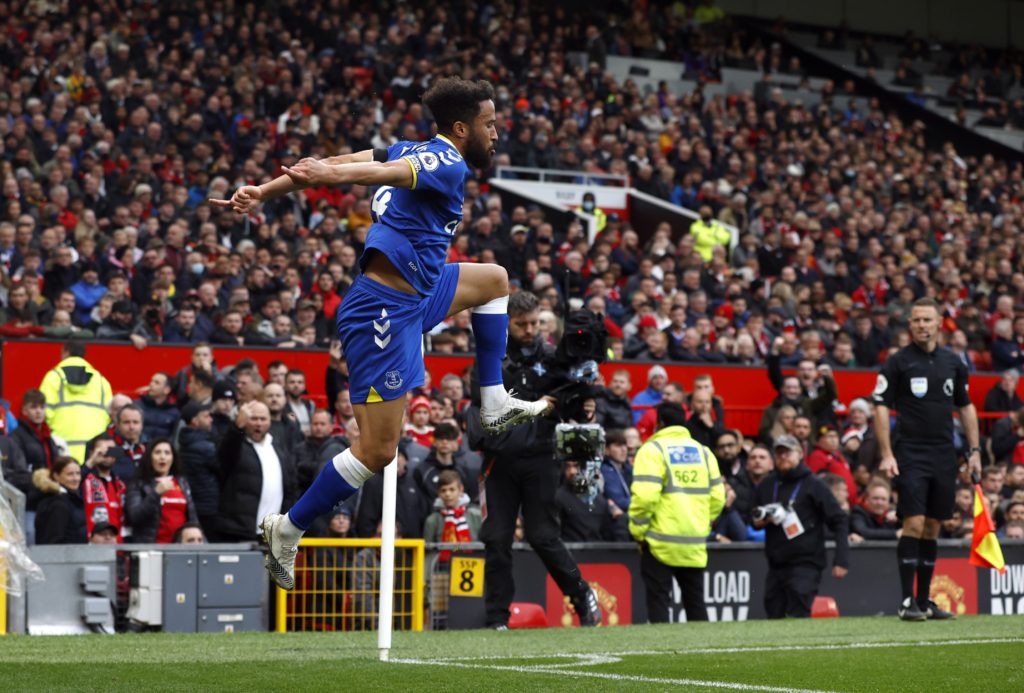 مهاجم إيفرتون احتفل بهدفه في مانشستر يونايتد على طريقة رونالدو (رويترز)