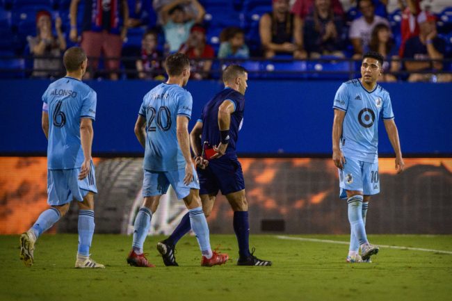 رَكَلَ حكماً على رأسه بسبب بطاقة!.. لاعب برازيلي يواجه تهمة الشروع في القتل والنادي يفسخ عقده (فيديو)