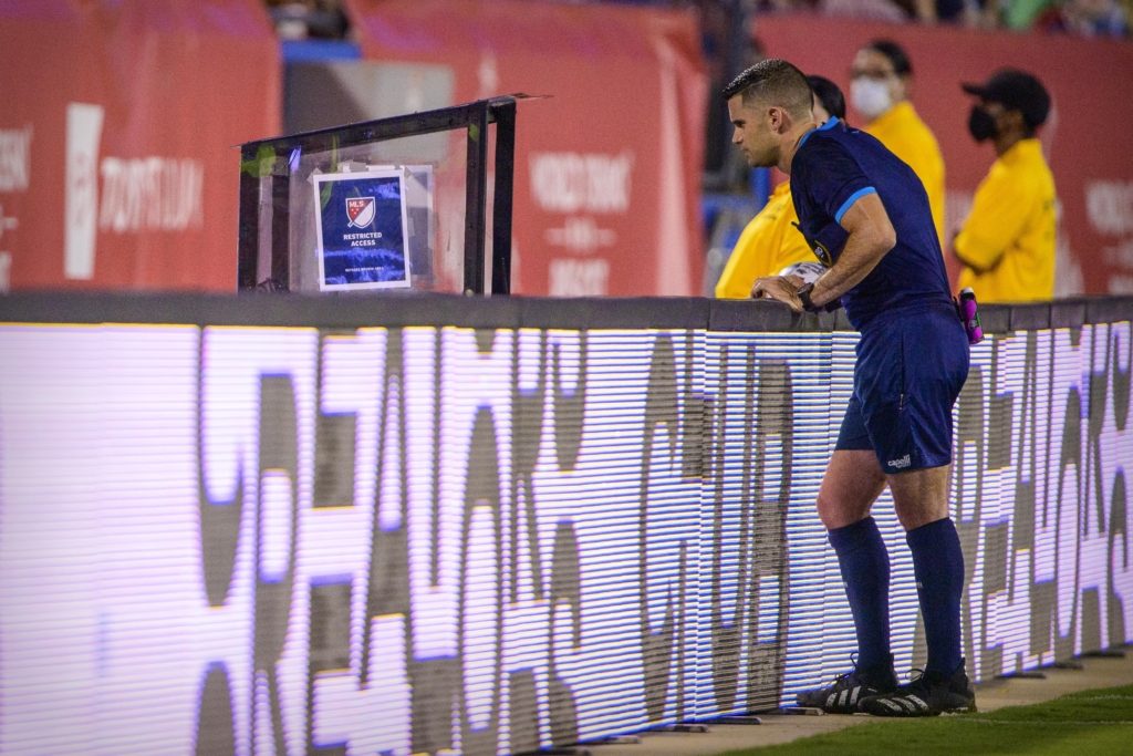 لاعب ينطح حكماً خلال مباراة بسبب طرده (رويترز)