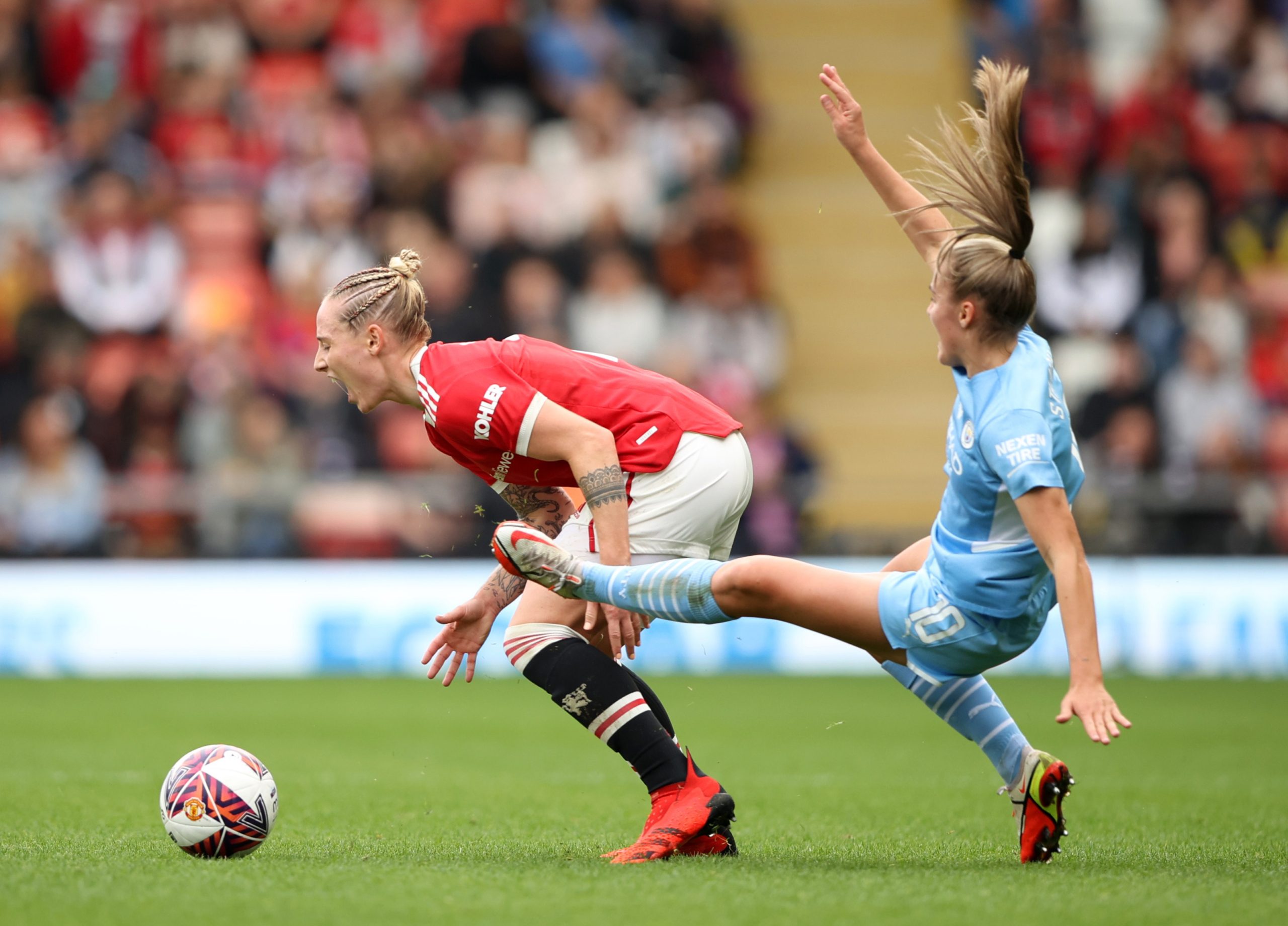 تدخل عنيف من لاعبة مانشستر سيتي (رويترز)