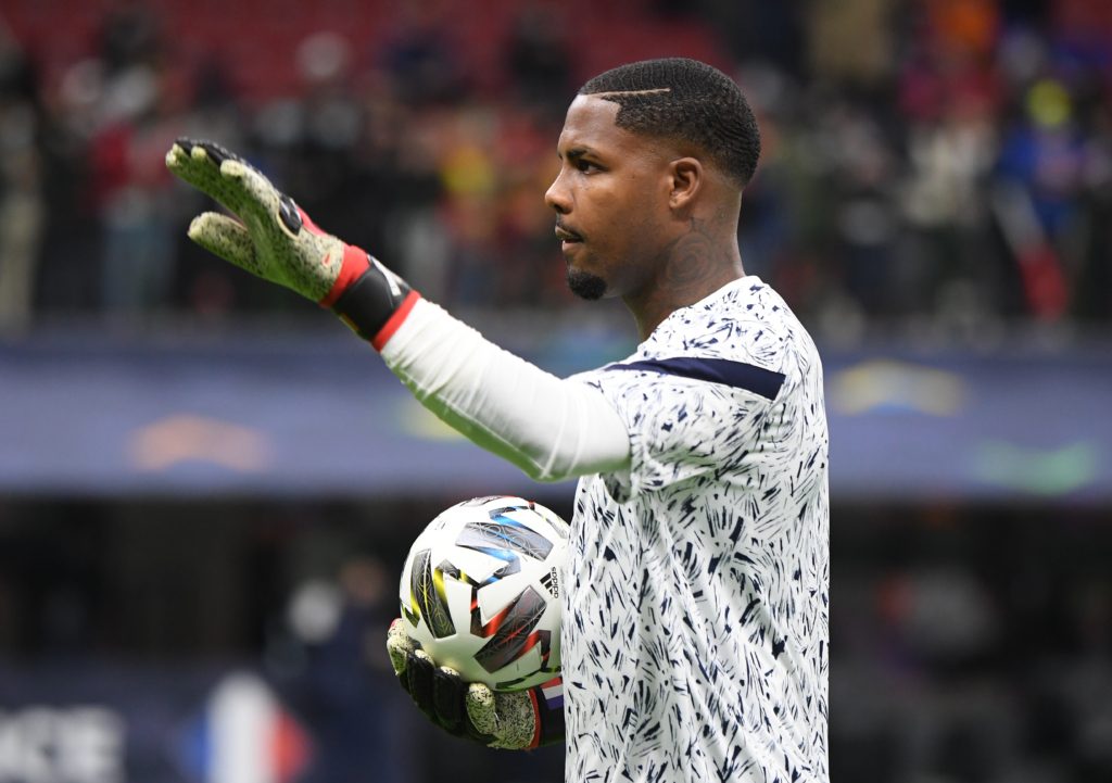 مايك مانيان حارس مرمى ميلان (رويترز)