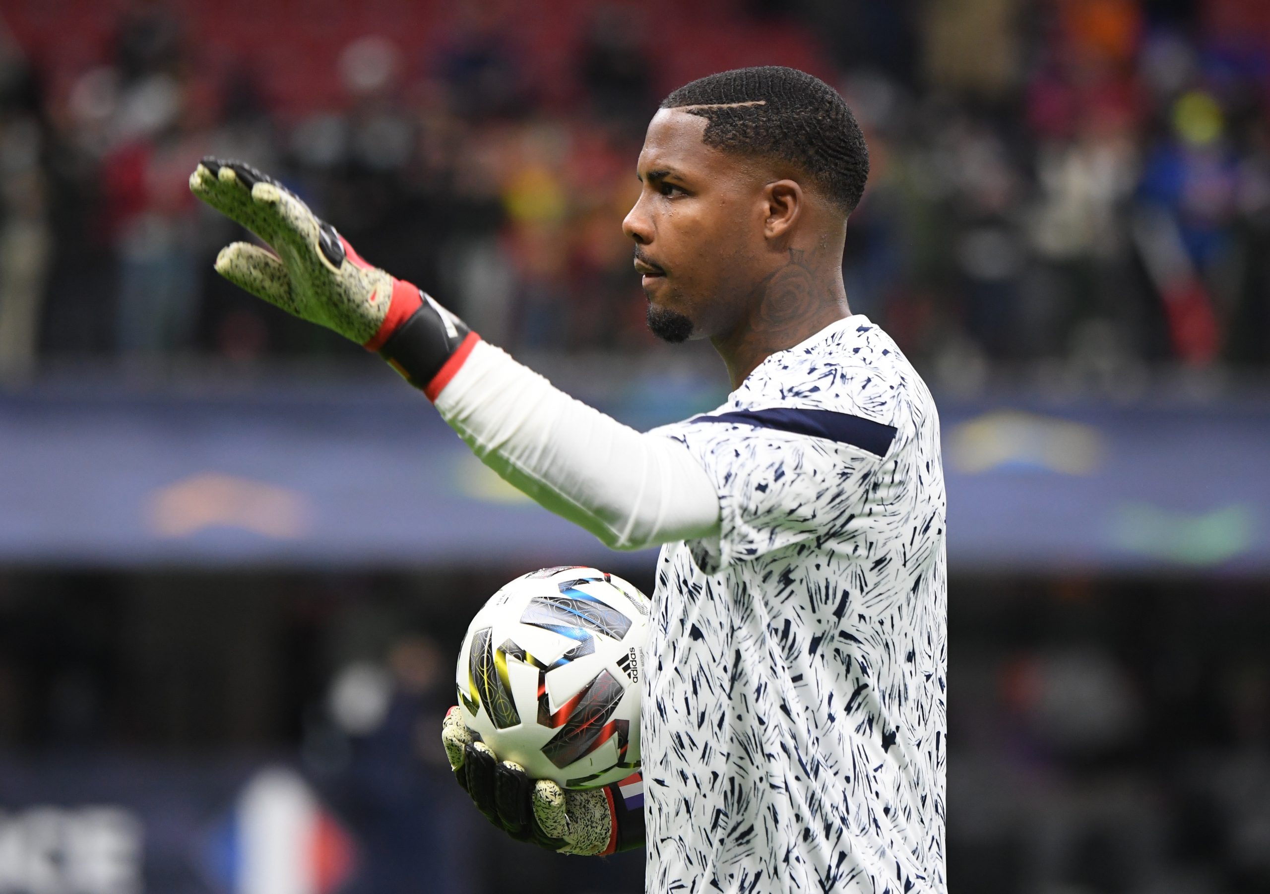 مايك مانيان حارس مرمى ميلان (رويترز)