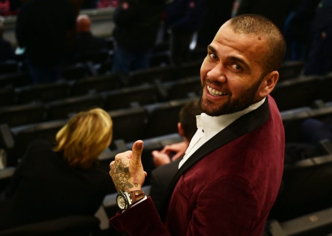 “عليهم الاتصال بي فقط”.. داني ألفيس يعرض خدماته على برشلونة رغم بلوغه 38 عاماً