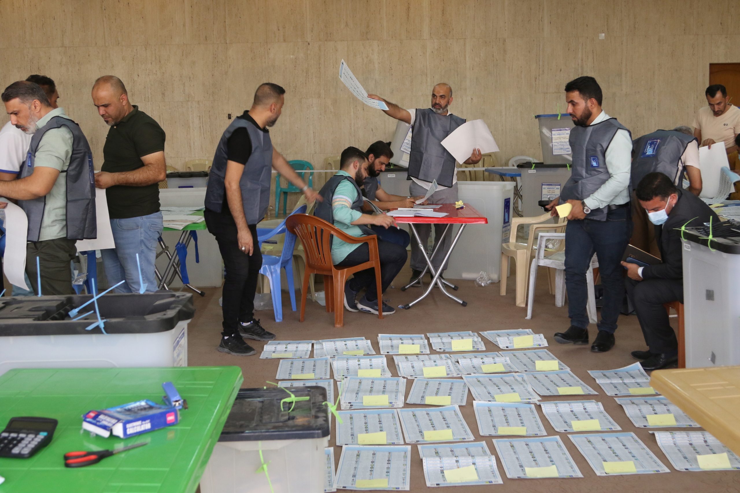 عمليات الفرز في الانتخابات العراقية - رويترز