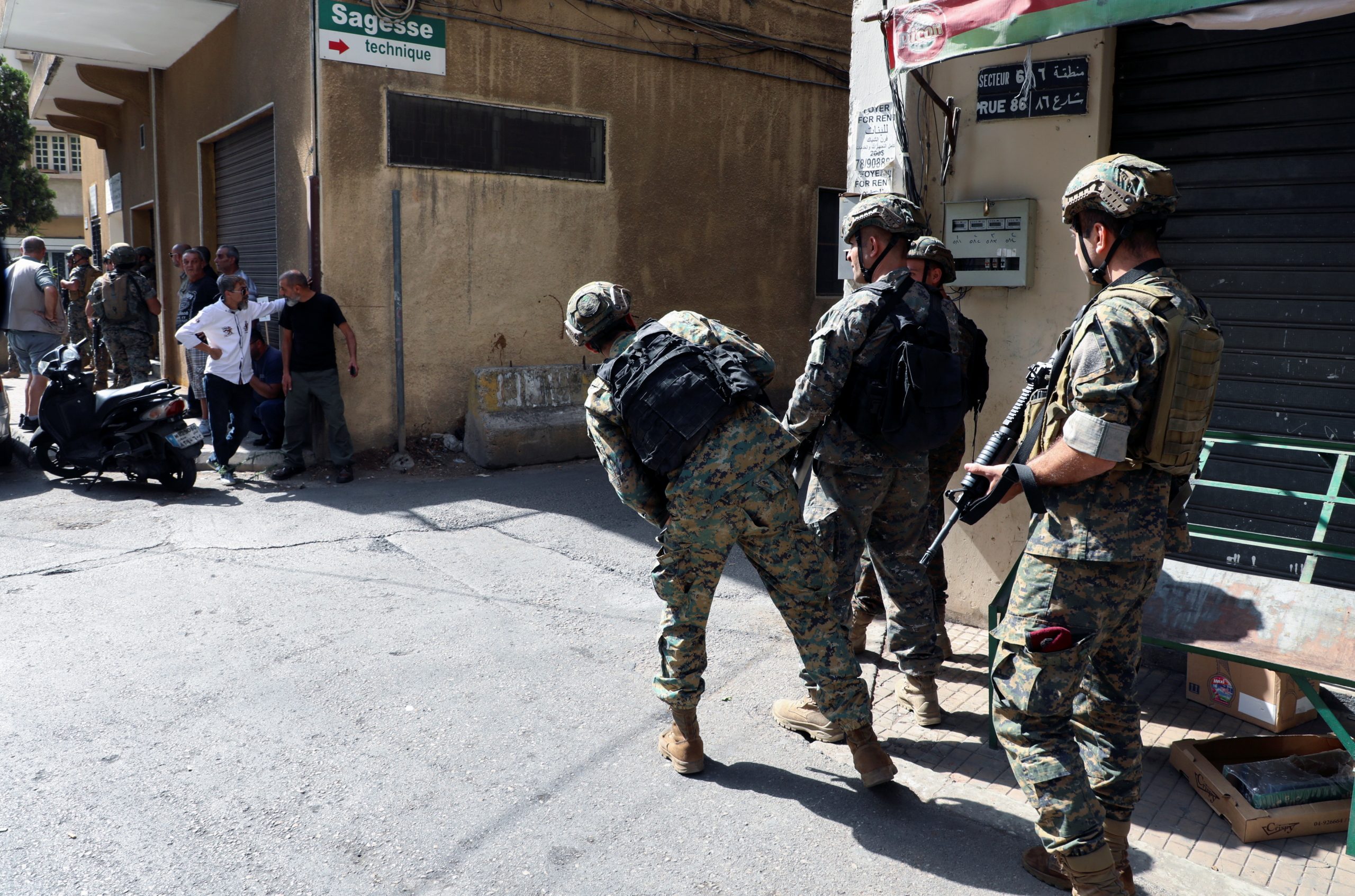 أراد ضربهم بقذيفة لكن الرصاصة كانت أسرع.. فيديو يرصد قنص مسلح يحمل “آر بي جي” خلال اشتباكات لبنان