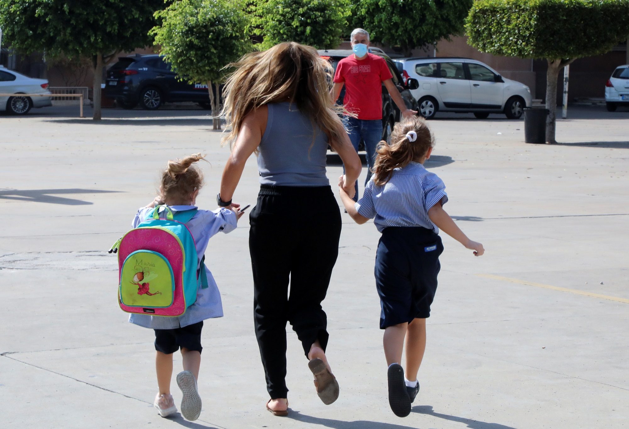 فيديو يُظهر لبنانيين يوصلون أبناءهم عبر الحمير إلى المدارس جراء أزمة الوقود يثير تفاعلاً