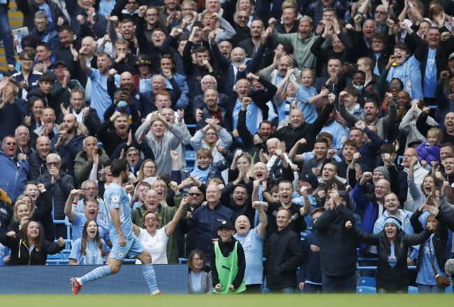 انتظروا تلك اللحظة 53 عاماً.. 4 لاعبين من مانشستر سيتي يحصلون على ميداليات الفوز بالدوري