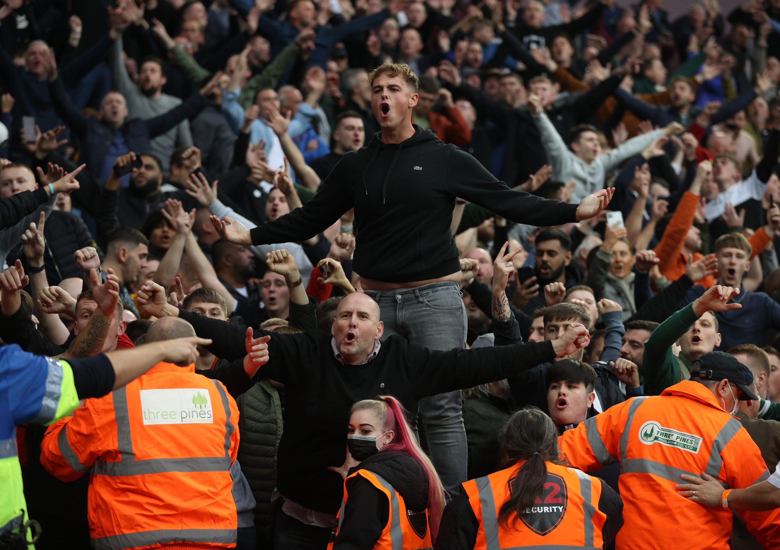 فيديو يُظهر لحظة انهيار مدرج خلال احتفال الجماهير (رويترز)