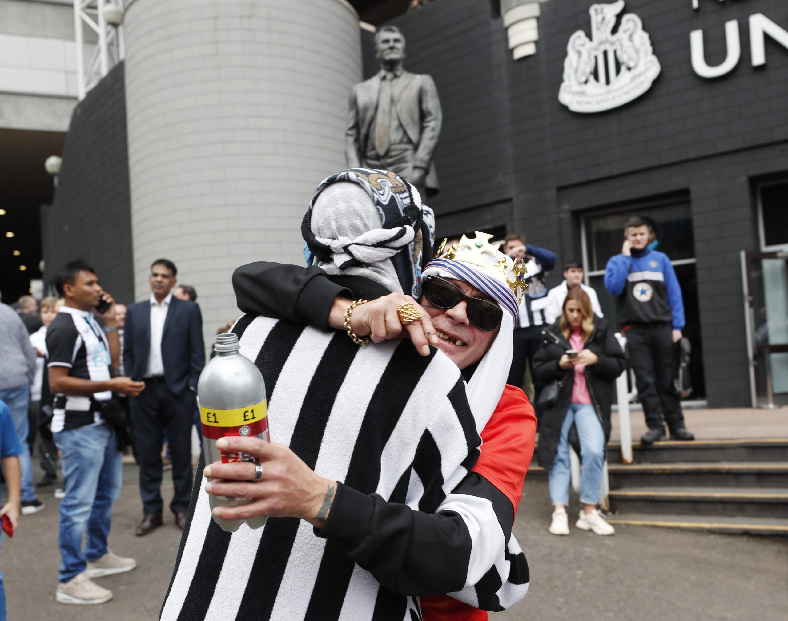 جماهير نيوكاسل تحتفل بصفقة الاستحواذ السعودية (رويترز)