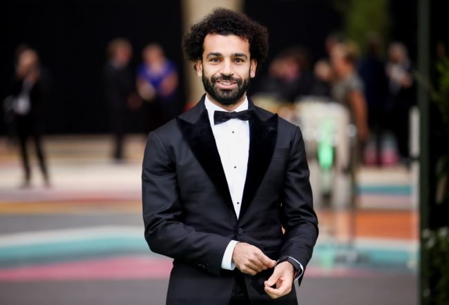 زوجة محمد صلاح تتسلم جائزة القدم الذهبية.. تلقت تكريم زوجها رغم حضوره في الحفل (فيديو)