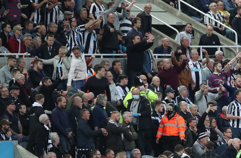 توقف مباراة نيوكاسل وتوتنهام بسبب مشجع (رويترز)