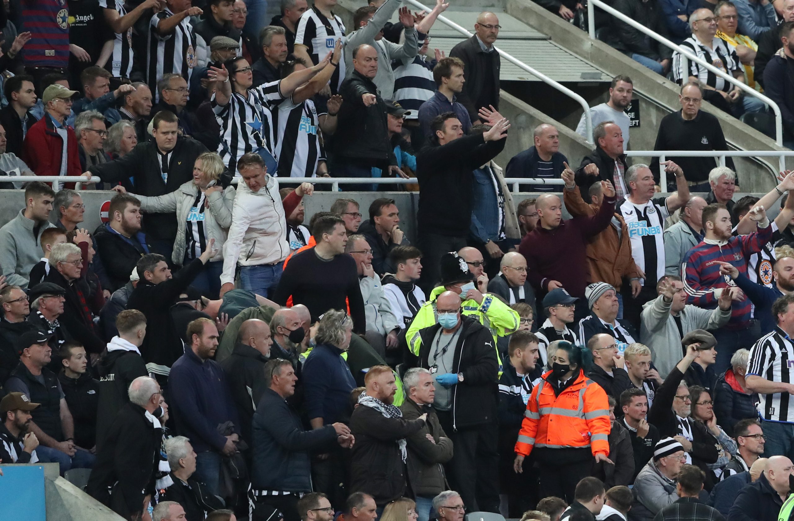 توقف مباراة نيوكاسل وتوتنهام بسبب مشجع (رويترز)