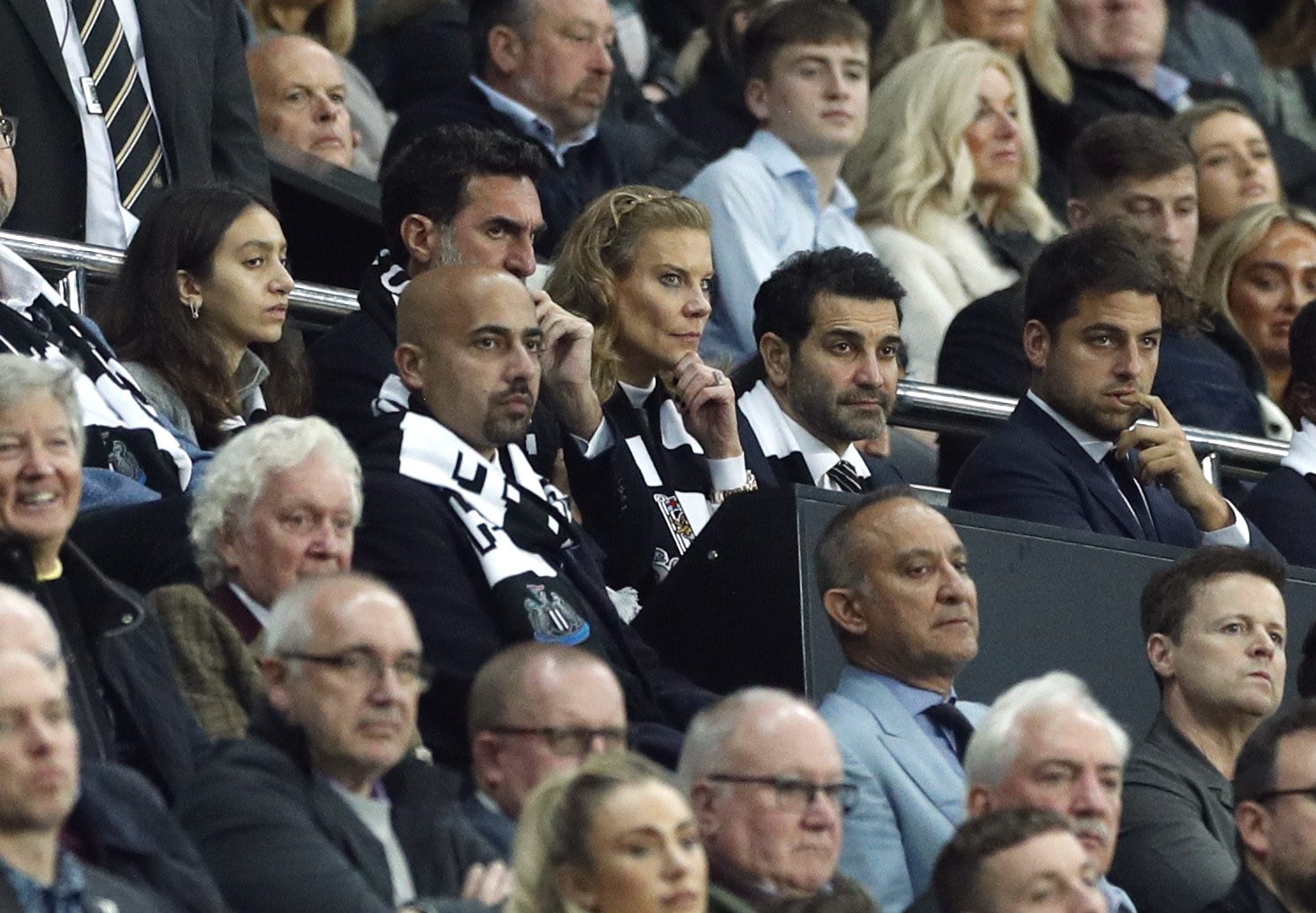 الإدارة الجديدة لنادي نيوكاسل في أول مباراة بعد صفقة الاستحواذ (رويترز)