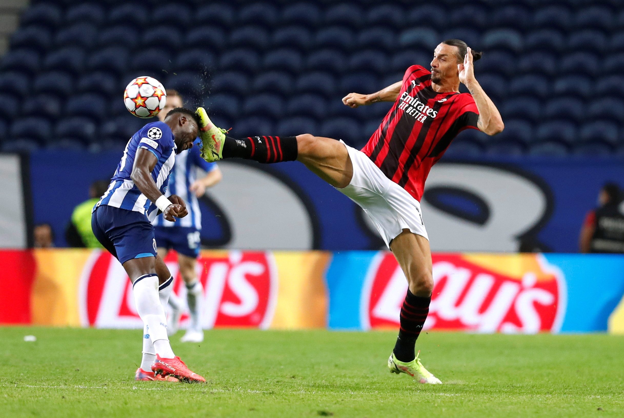 تدخل إبراهيموفيتش العنيف (رويترز)