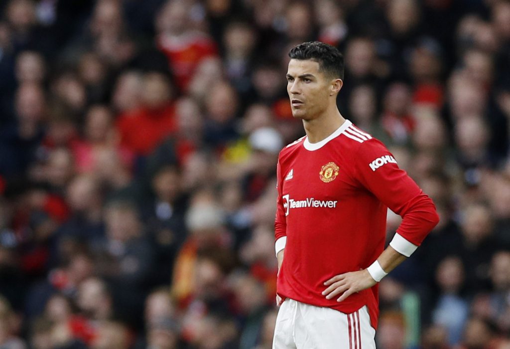 رونالدو يواجه مشاكل داخل وخارج الملعب هذا الموسم (رويترز)