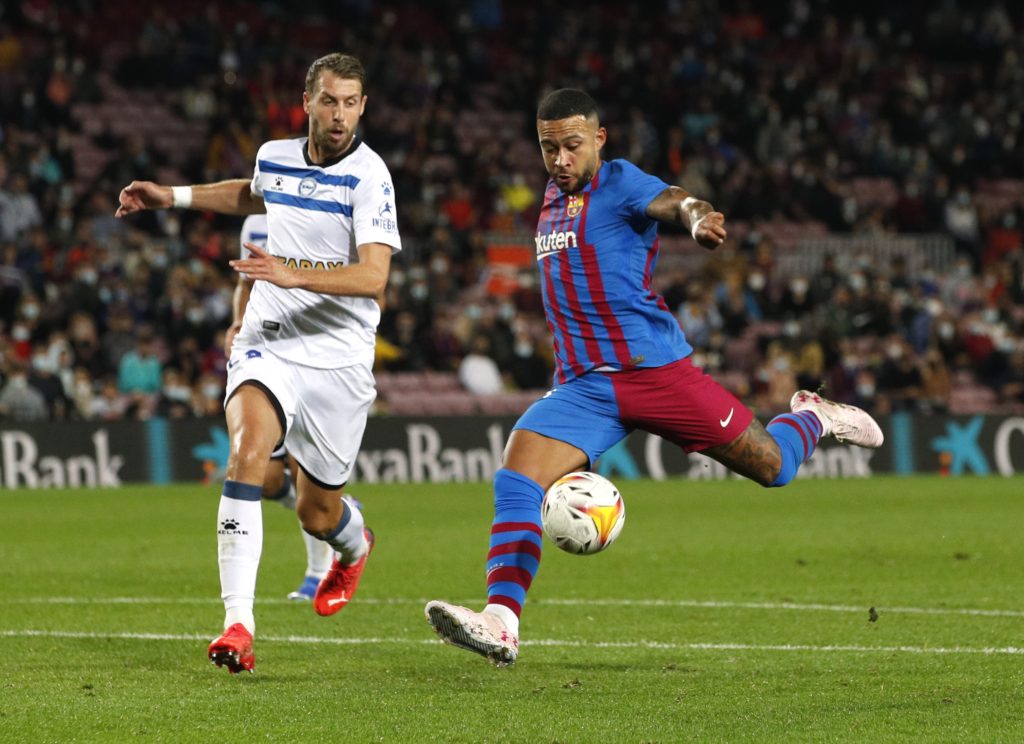 برشلونة تعادل مع ألافيس في أول مباراة بعد إقالة كومان (رويترز)