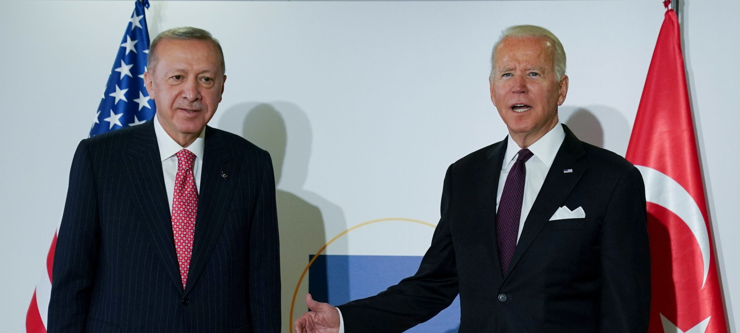 أردوغان يلتقي بايدن في اجتماع مغلق بقمة العشرين.. الأناضول: اتفقا على تطوير العلاقات بين البلدين