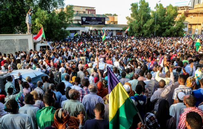 مظاهرات احتجاجية بالسودان لليوم الثاني على التوالي.. والبرهان: ملتزمون برعاية الانتقال السلمي للسلطة