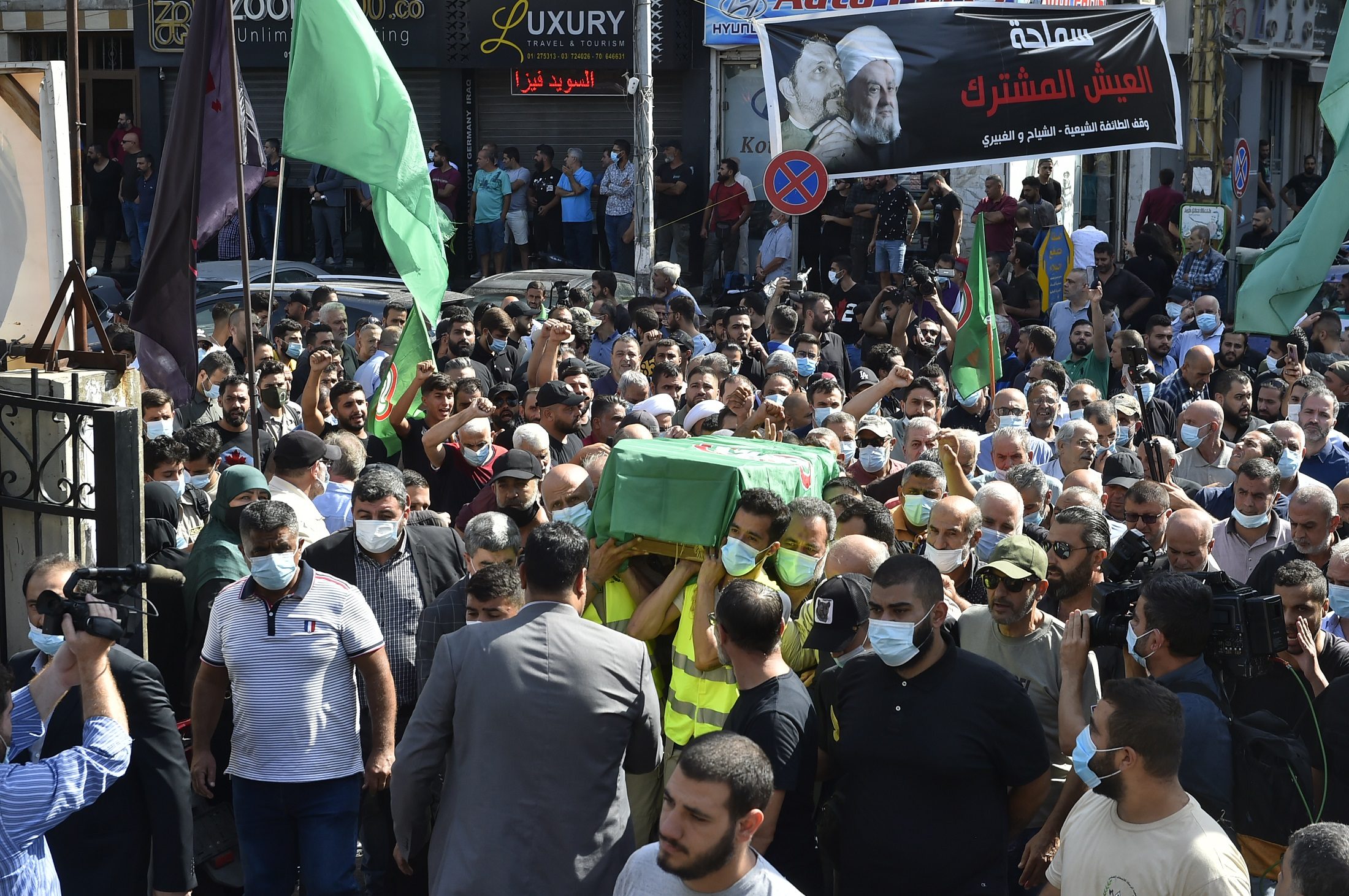 شيع الالاف من اللبنانيين أربعة أشخاص قتلوا في أحداث "الطيونة" التي في العاصمة بيروت/ الأناضول