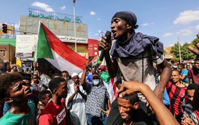 يوم دامٍ بشوارع الخرطوم إثر احتجاجات ضد الجيش.. “أطباء السودان” تعلن ارتفاع عدد القتلى إلى 10 أشخاص