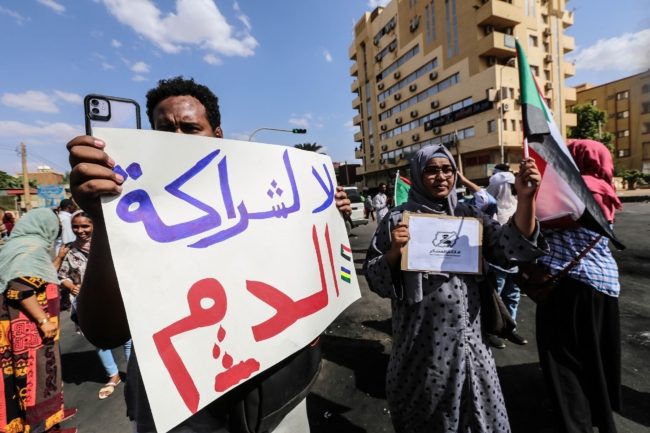 نحن المشكلة ونحن الحل أيضاً! دروس تعلمتها من انقلابَي تونس والسودان