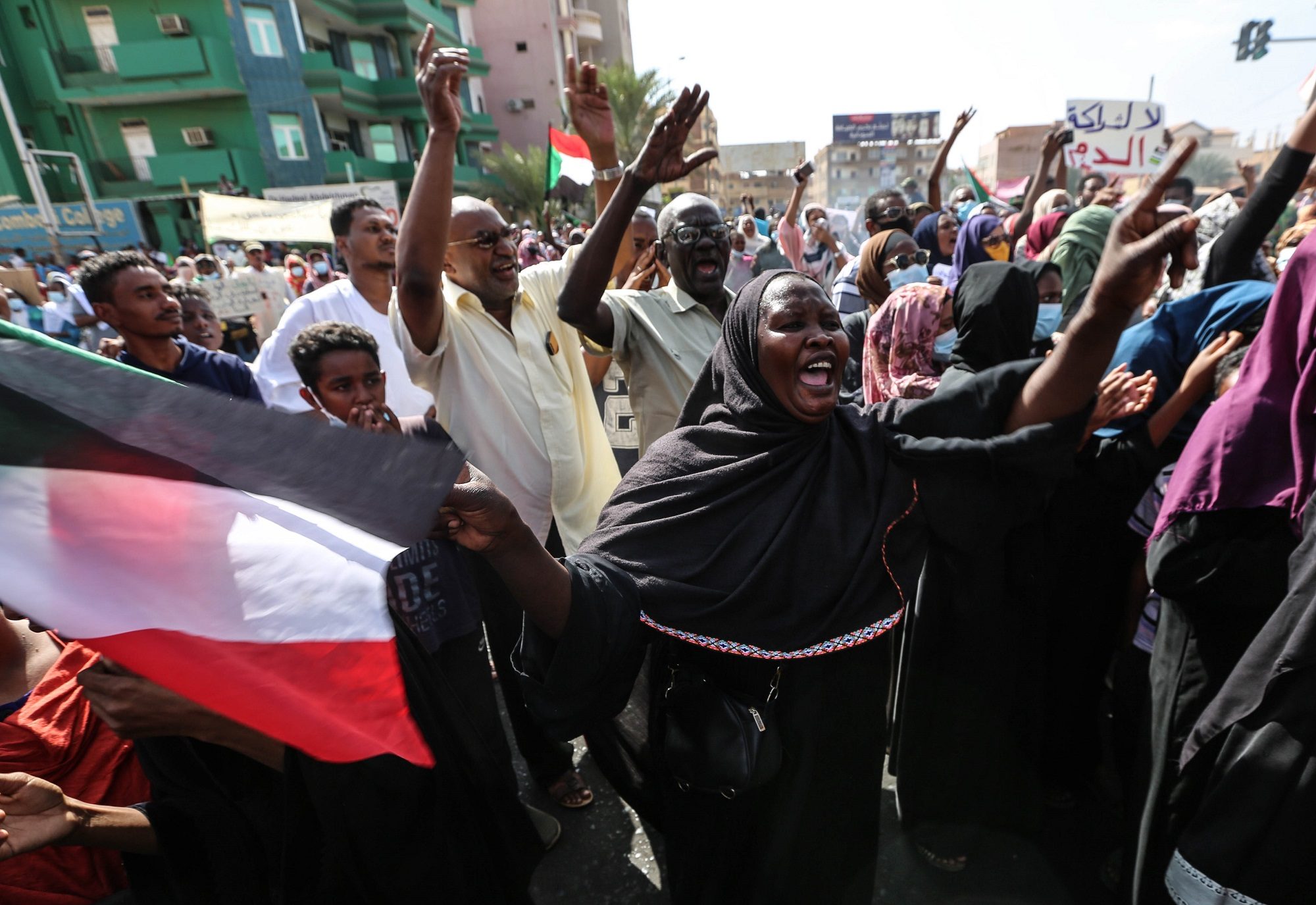 السودانيون يتظاهرون في الشوارع بالآلاف ضد “انقلاب العسكر”..  وحديث عن قتيلين بالرصاص (فيديو)