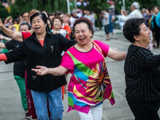 صينيون يتوصلون لحل مبتكر لإيقاف “إزعاج” الجدات بالميادين.. موسيقاهن الصاخبة لم تعد تغضب أحداً