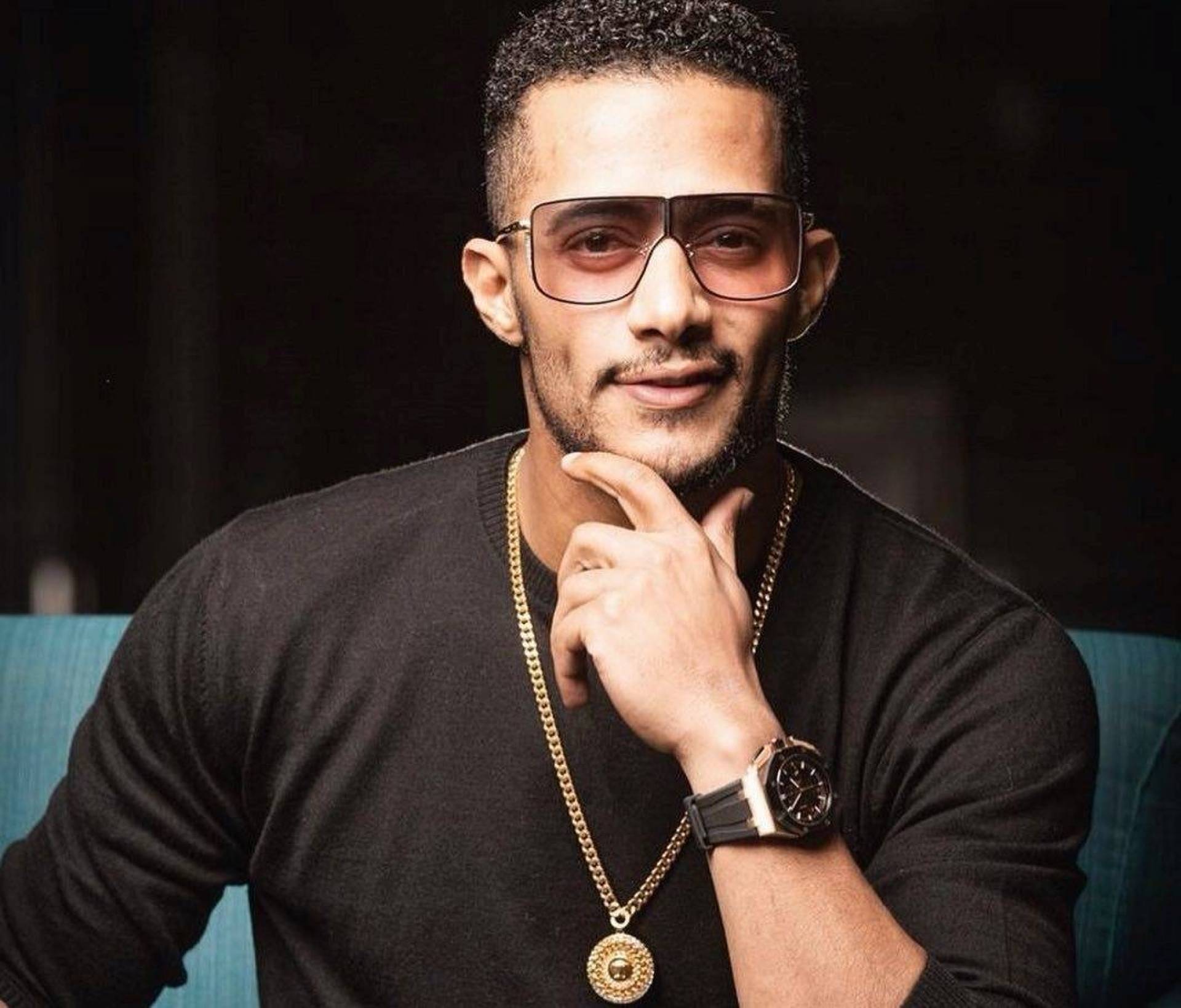 محمد رمضان يقبل رأس ساويريس.. رجل الأعمال المصري يدافع عن حضور “الأسطورة” في الجونة