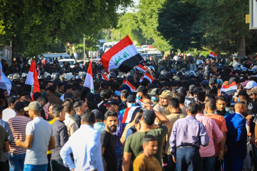 نصب مئات الرافضين لنتائج الانتخابات البرلمانية العراقية خيام اعتصام أمام مداخل