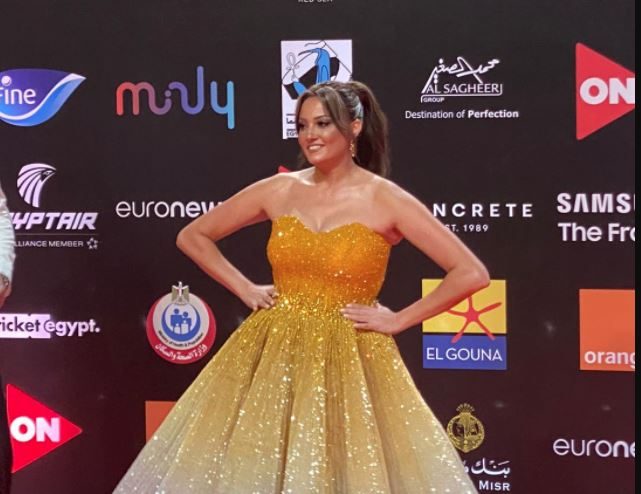 بشرى تقدم باقة ورد إلى محمد رمضان بعد تقديمه أغنية افتتاح مهرجان الجونة