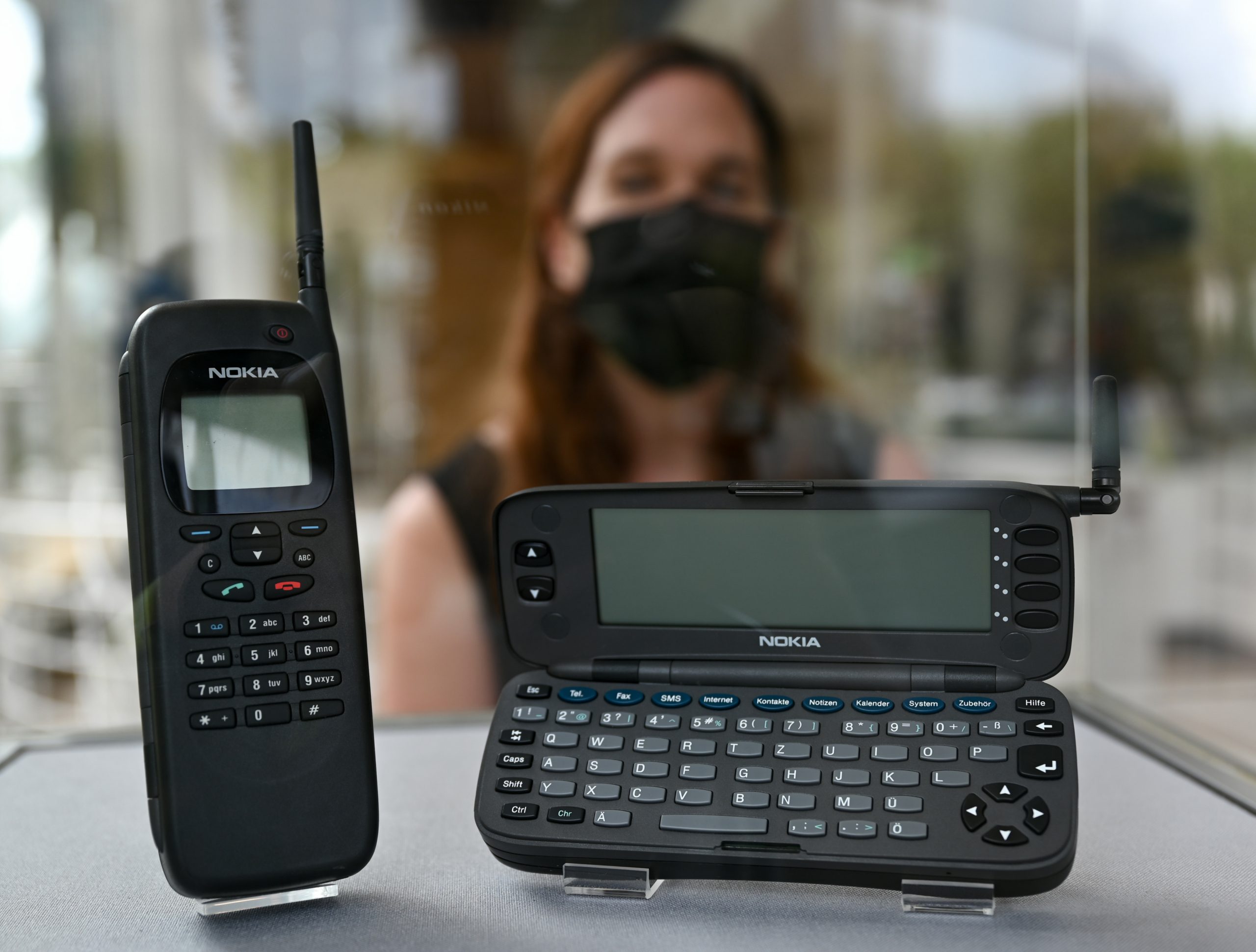 رويترز/ أول هاتف في العالم يعمل على شبكة الإنترنت