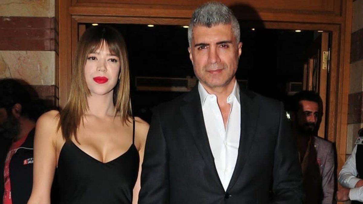 فايزة أكتان تعتدي بالضرب على طليقها الممثل أوزجان دينيز وتمزق قميصه، فما القصة؟ (فيديو)