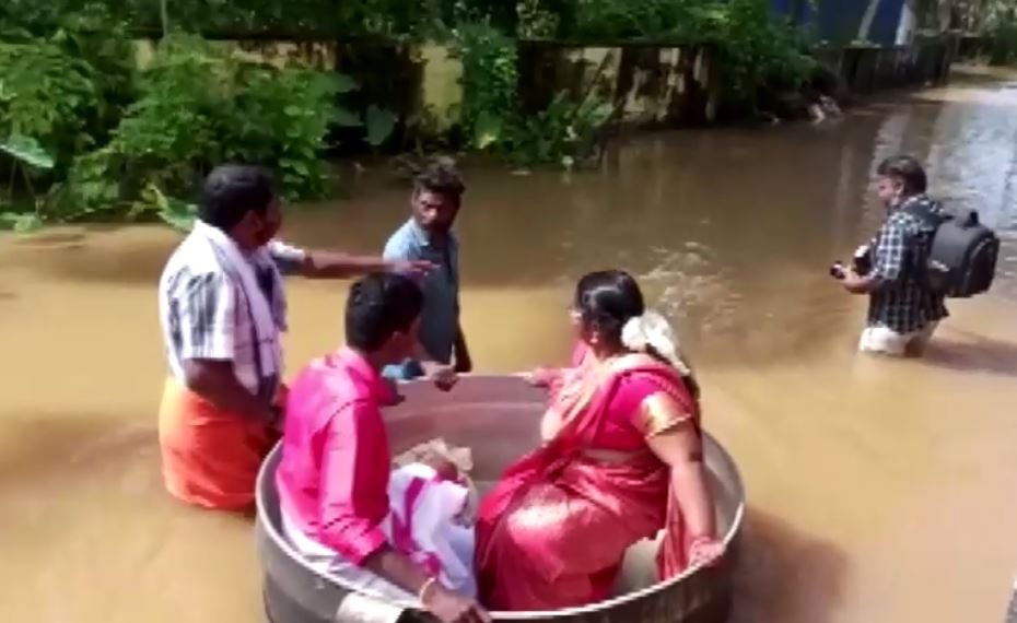 عروسان هنديان يذهبان لزفافهما بإناء