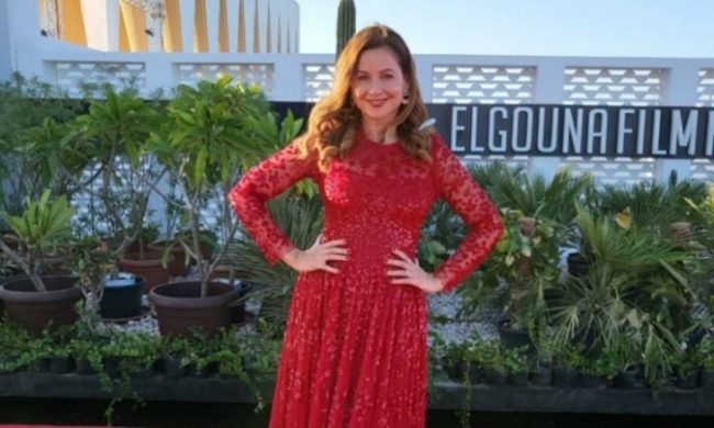 ظنّت أنه سيقبّلها فاقتربت منه.. ريا أبي راشد تكشف عن موقف محرج لها مع النجم براد بيت